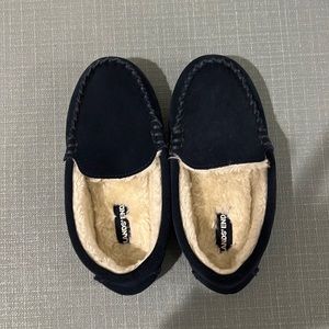 Boys Lands End navy suede slipper in size 1